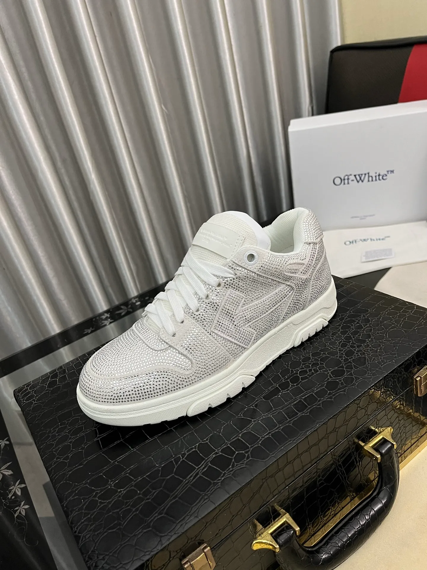 Men's shoes 💰700⌚️⌚️ OFF-White C/O VirGil Abloh fashionable and versatile casual shoes. Exclusive first release of the new model. Made of environmentally friendly cowhide leather and mesh upper material. The insole is embedded with foam cushioning EVA material. The correct midsole is equipped with EVA lightweight cushioning. External tooth nail rubber outsole. The correct accessories are customized simultaneously. Women's model: 35-40 Men's model: 39-45